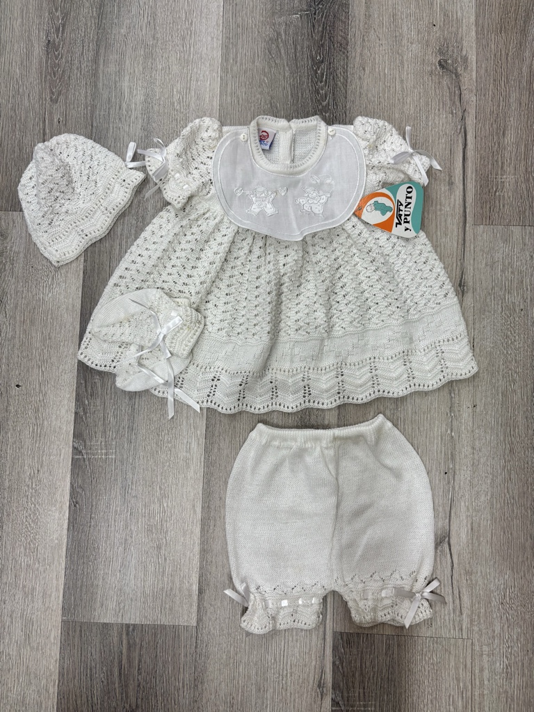Este conjunto de bautizo de punto blanco incluye un vestido con cuello bordado y una ranita a juego.