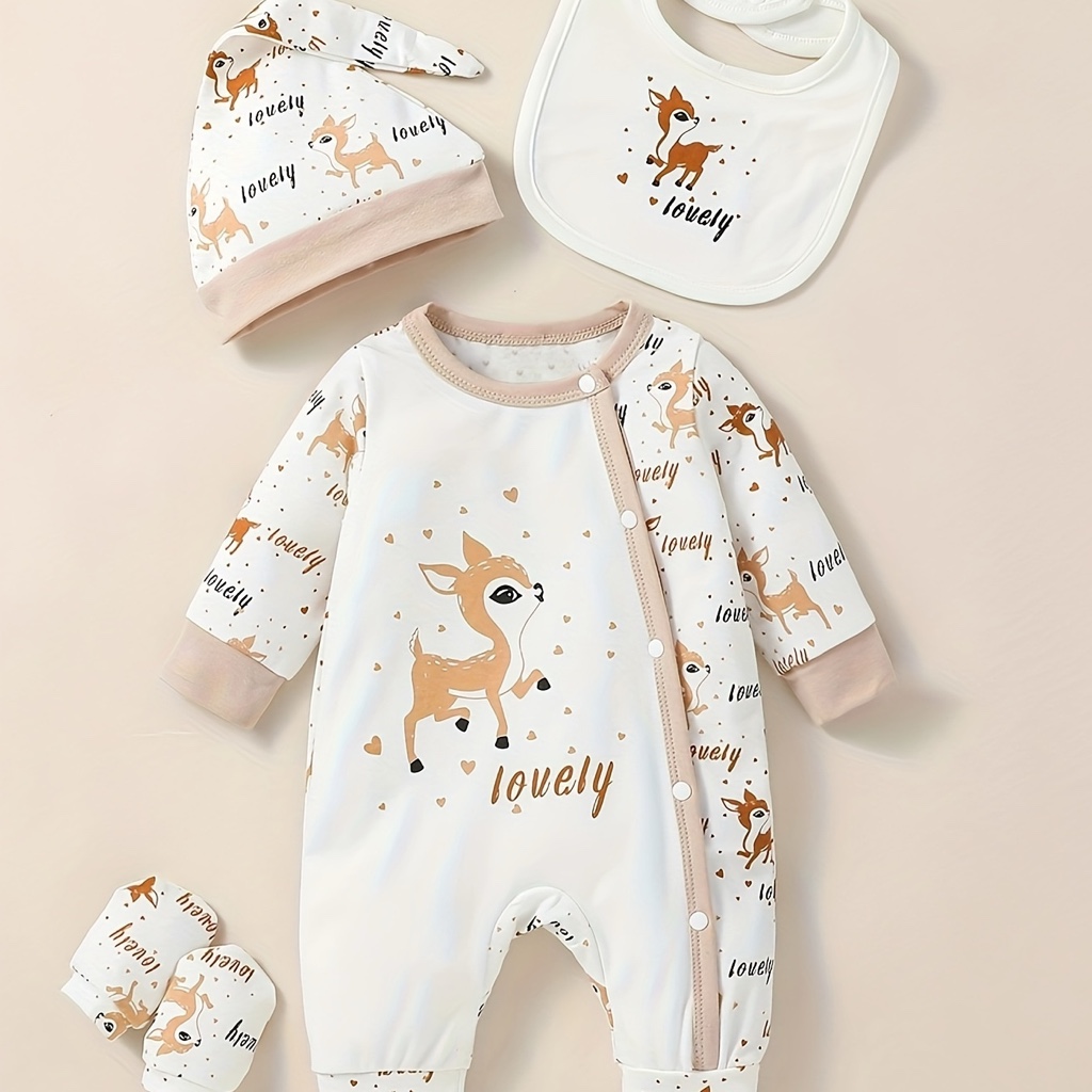 Este mameluco blanco de manga larga forma parte de un conjunto de cuatro piezas y presenta un estampado de ciervo con corazones.