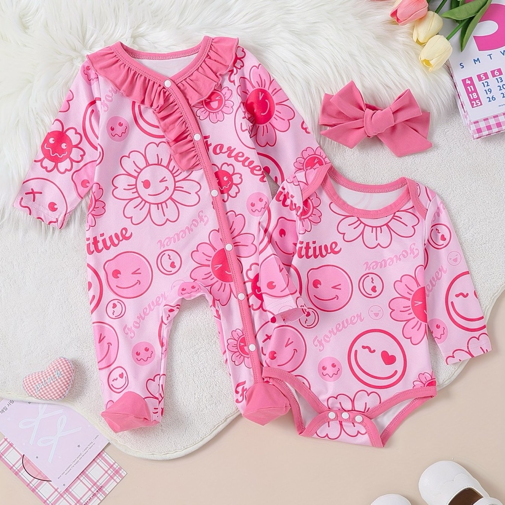 Set de 4 piezas lazos manoplas gorro body y  enterizo rosado presenta un estampado integral de caritas felices y flores con detalles de encaje en el cuello.