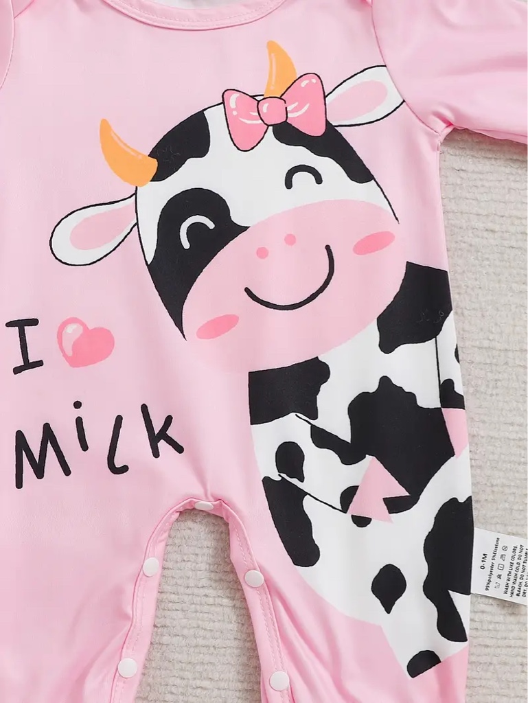 Este tierno enterizo rosado de manga larga para bebé presenta un adorable estampado de vaquita con la frase "I <3 Milk" y botones a presión en la entrepierna