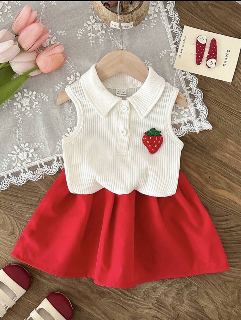 SHEIN Set de 2 piezas de ropa para niñas bebé, estilo casual de primavera/verano, blusa sin mangas con bordado de fresa anudada y falda corta plisada roja.