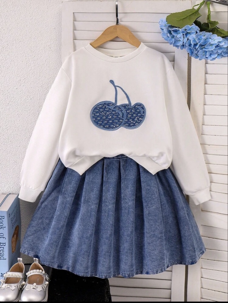 Conjunto de sudadera de manga larga de punto con cuello redondo y aplicación de logo de cereza de mezclilla y falda plisada de mezclilla para niñas (talla pequeña), de moda para otoño