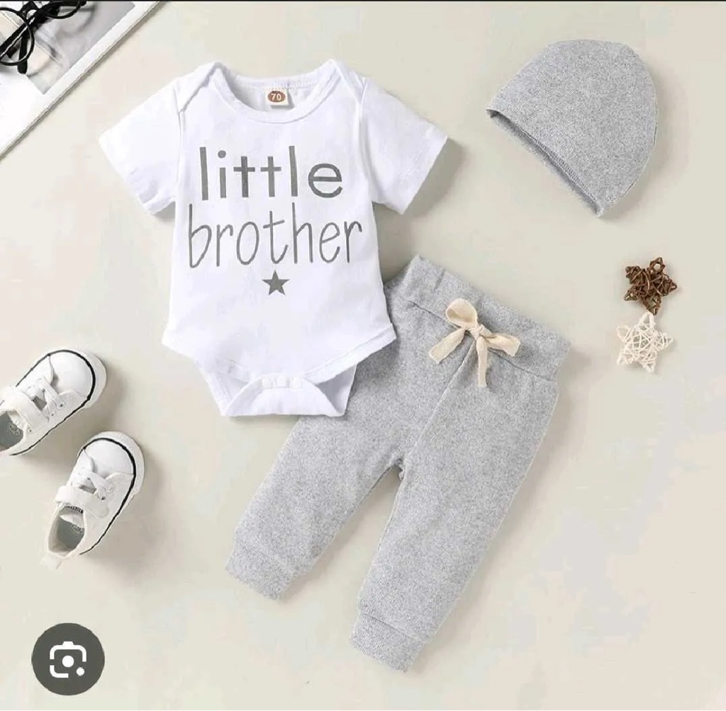 Set de 3 piezas la prenda es estilo mameluco con moño y gorro gris