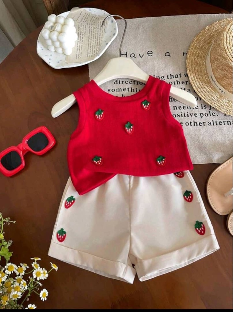 Conjunto de 2 piezas de top y pantalones cortos sin mangas con decoración de fresas para niña, estilo informal de verano y otoño