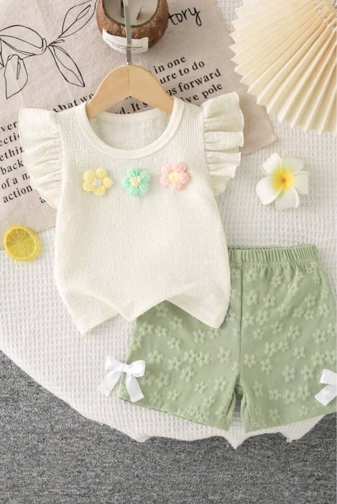 Conjunto informal de verano para bebé niña con top con volantes y decoración floral y shorts