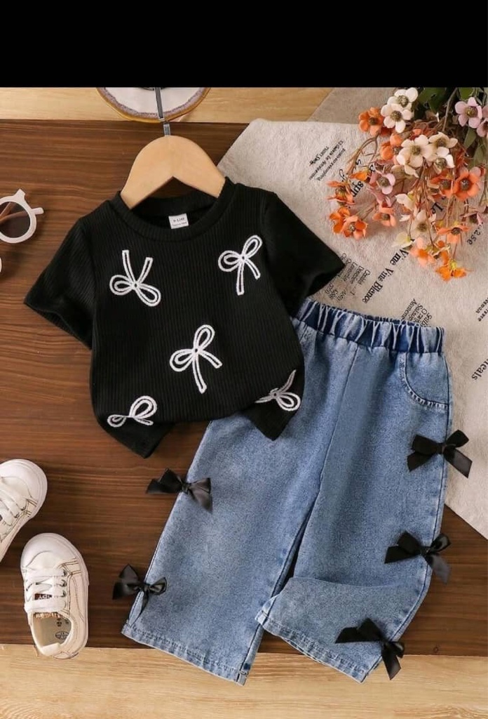 Conjunto informal de 2 piezas para bebé niña con camiseta de manga corta acanalada negra y pantalones azules con lazo