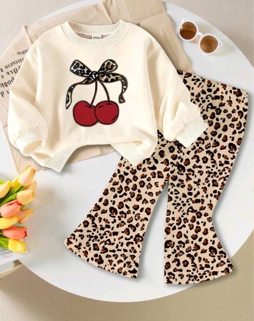 1 Set de Niña Bebé Estilo Casual Elegante con Suéter de Cuello Redondo con Estampado de Leopardo y Cereza y Pantalones Acampanados con Estampado de Leopardo,