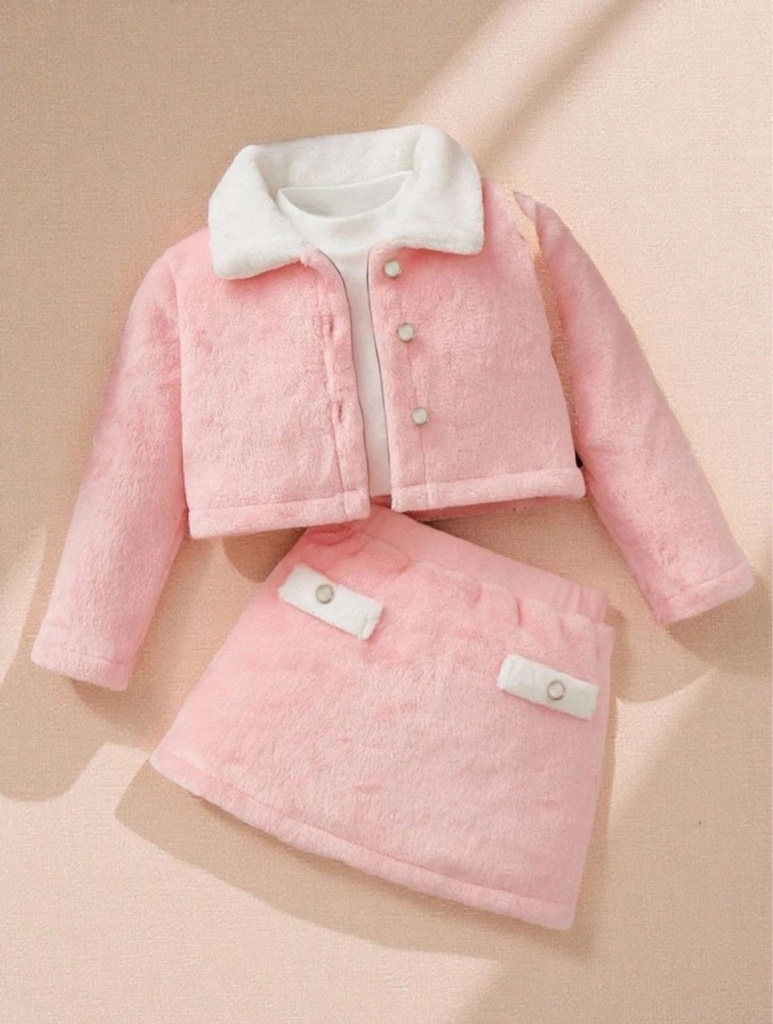 Este conjunto rosa para bebé incluye una chaqueta peluda con botones y una falda a juego.