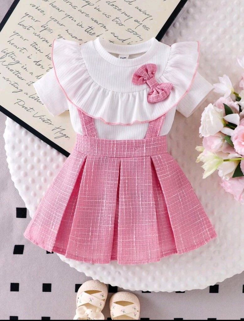 SHEIN Playful Pals Conjunto de 2 piezas de camiseta de manga corta con volantes y lazo floral en blanco lechoso y falda plisada a cuadros rosas para niñas pequeñas, conjunto de vestir de verano dulce y lindo para niñas, ropa de primavera para niñas, conjunto de coordinación de verano, ropa de niña