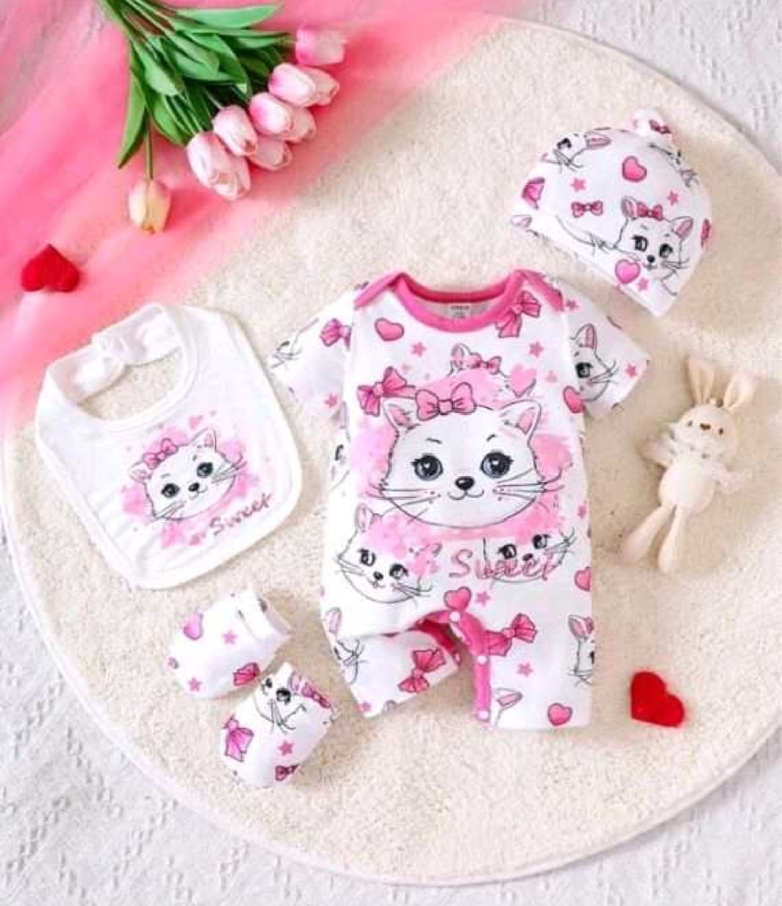 Este pelele para bebé presenta un estampado de gatos de dibujos animados con detalles en rosa.