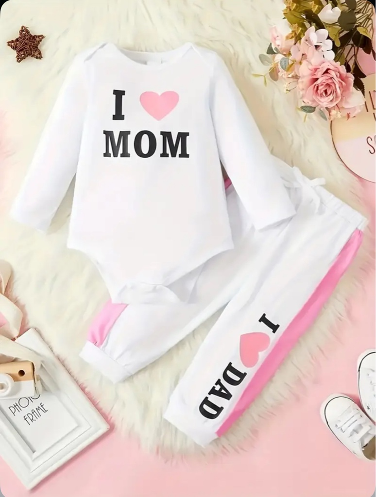 Este conjunto de ropa para bebé incluye un mono y body blanco de manga larga con la frase "I ❤ MOM" estampada en el pecho.