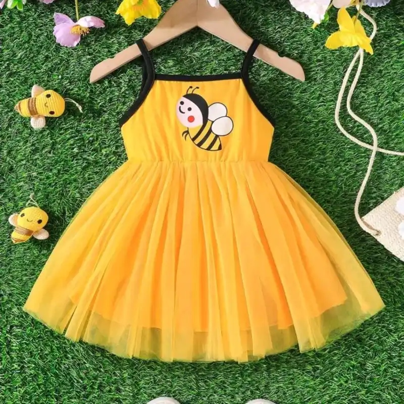 Este vestido amarillo para niña cuenta con un estampado de abeja y una falda de tul, comúnmente comercializado como ropa temática para fiestas.