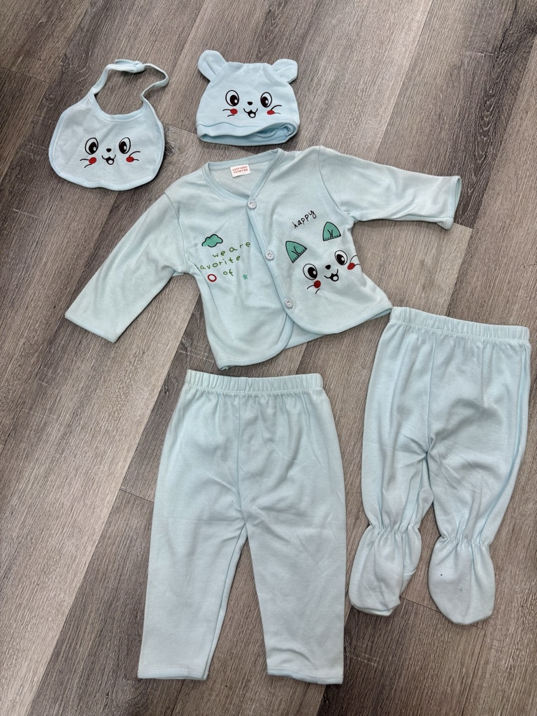 Este conjunto de ropa para bebé de color azul claro incluye una chaqueta con broches, pantalones un babero y gorro a juego con estampado de animales.
