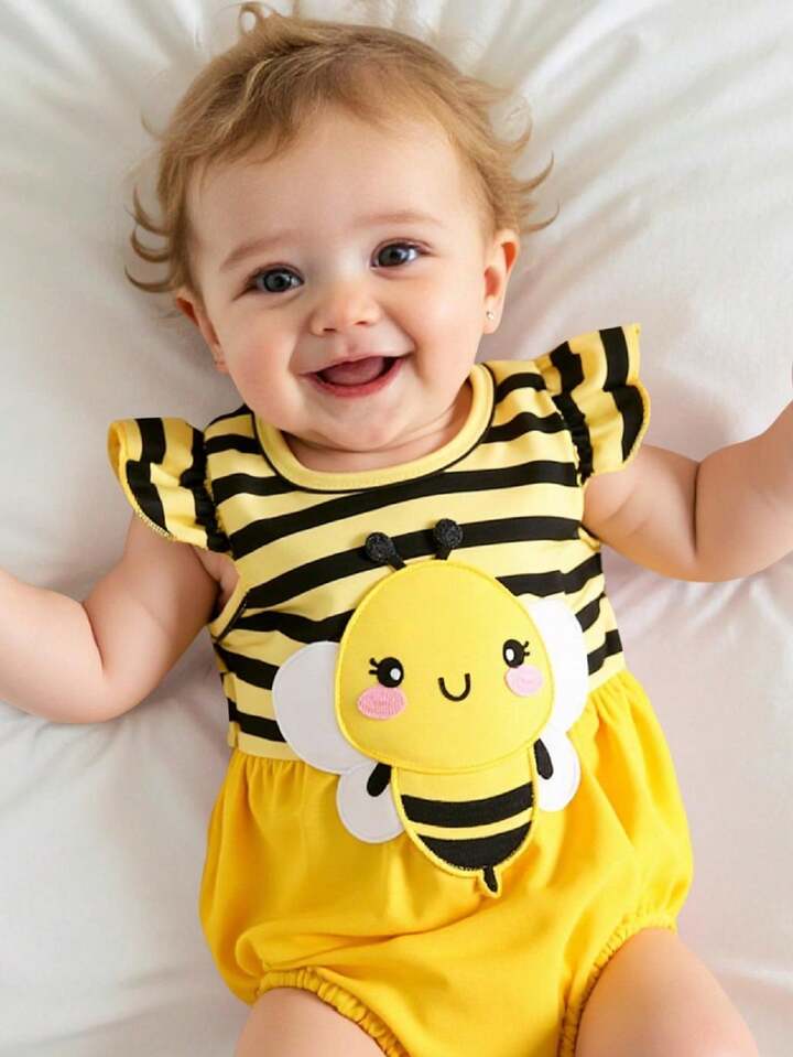 Ser de dos piezas sencillo y este encantador conjunto de bebé de temática de abejita incluye un body amarillo con rayas negras y un turbante a juego.