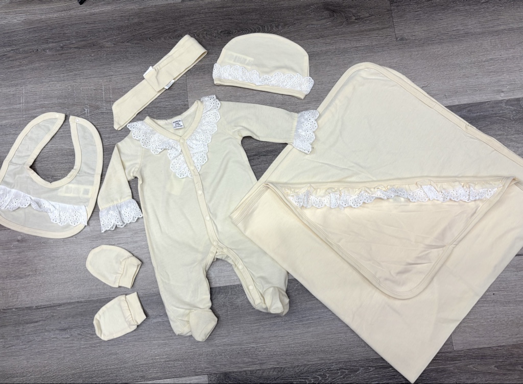 Este conjunto de hospital de 6 piezas para niña está hecho de algodón natural suave y cuenta con detalles de encaje bordado.