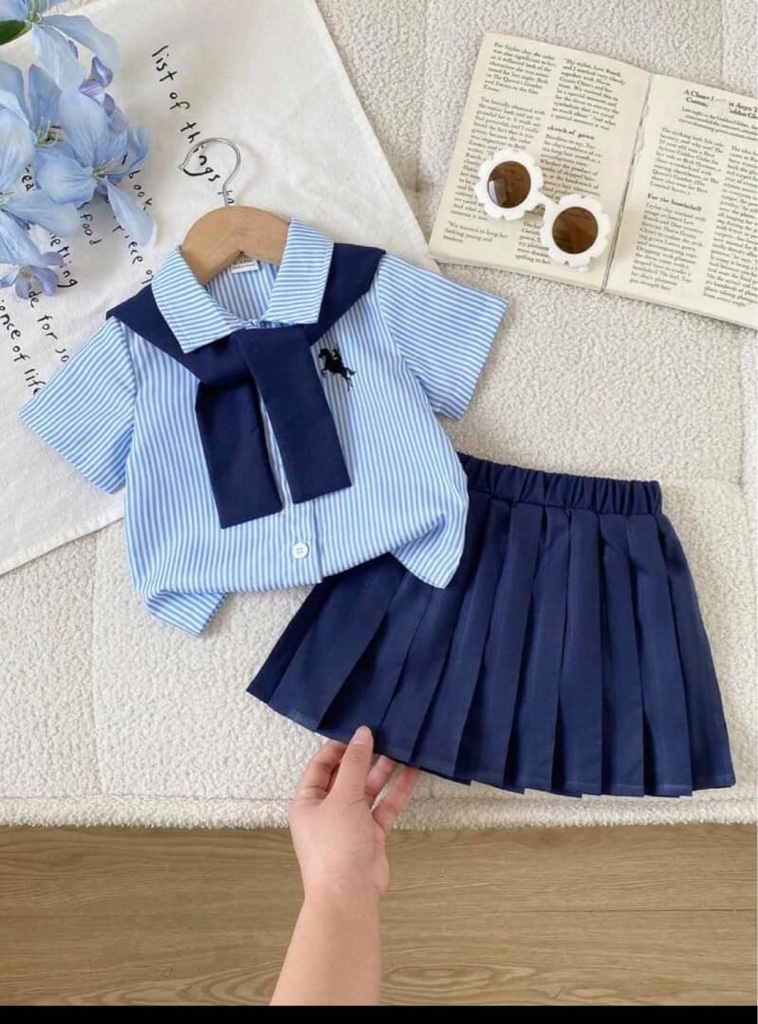 Conjunto de 3 piezas para niñas bebé: Camisa a rayas con bordado de poni en azul marino, chal versátil a juego y falda plisada. Lindo uniforme escolar de verano para volver al colegio.