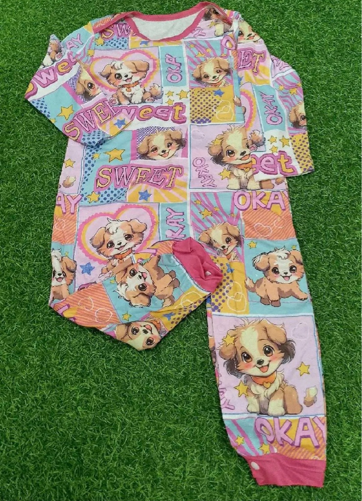 Este conjunto de pijama presenta un adorable estampado de cachorros con corazones y la palabra "Sweet" en tonos rosa y azul.