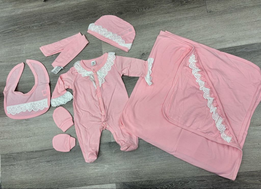 Este conjunto de hospital color rosa de 6 piezas para niña está hecho de algodón natural suave y cuenta con detalles de encaje bordado.