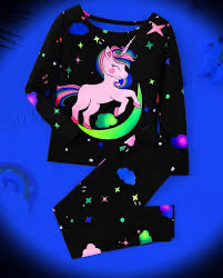 Pijama para niña de manga larga con estampado de unicornio, estrella y nube, compuesto por camiseta y pantalones cortos, de tela de seda de leche, ajuste ceñido, diseño que brilla