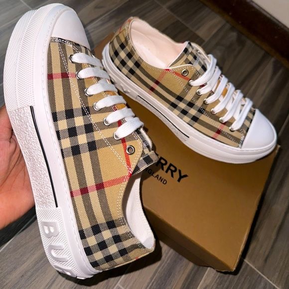 T . BURBERRY