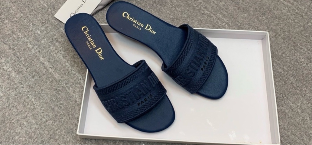 S. DIOR