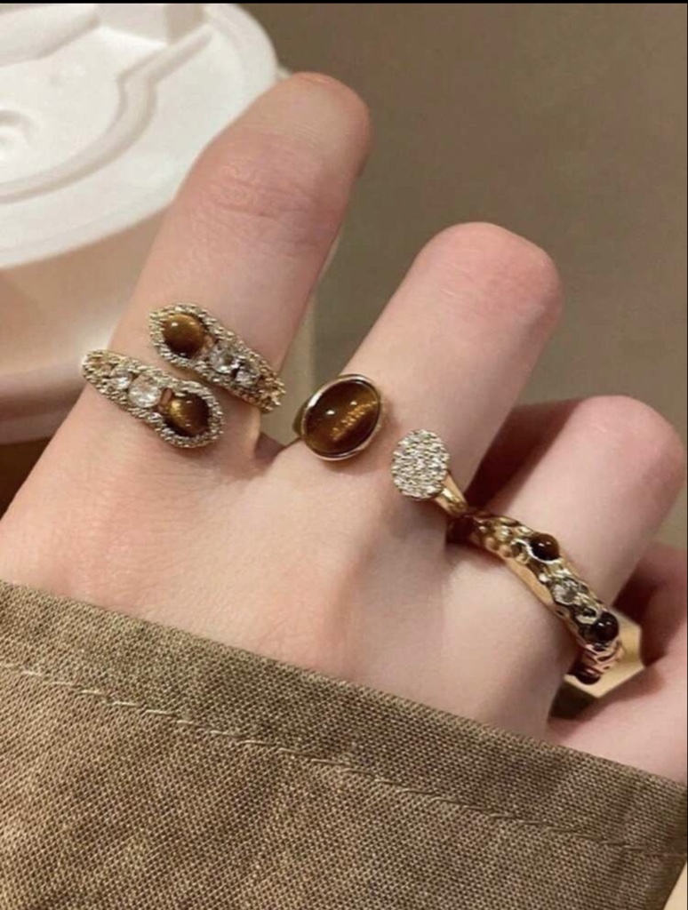 Anillos dorados con piedra cafe