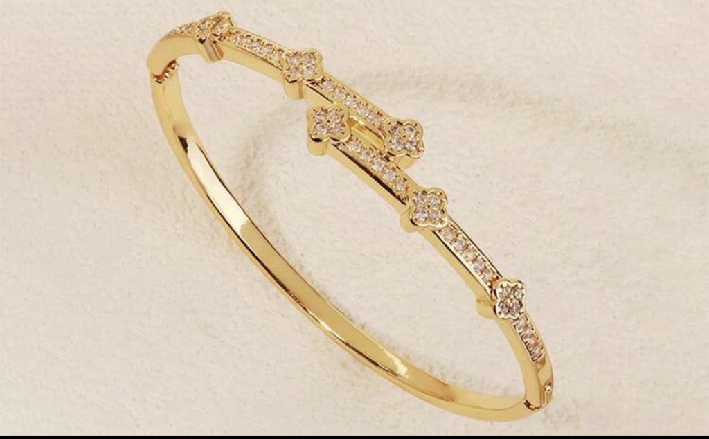 Brazalete dorada con brillantes
