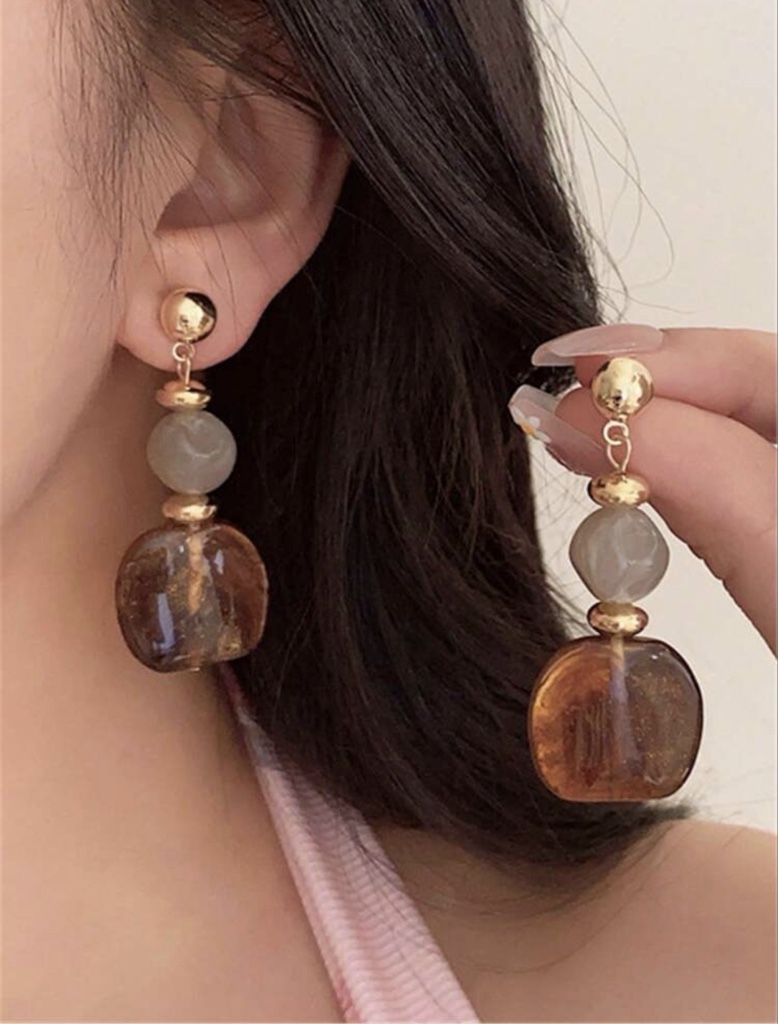Aretes dorados con piedra marron