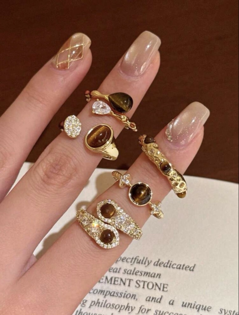 Set de 5 anillos dorados con piedra café