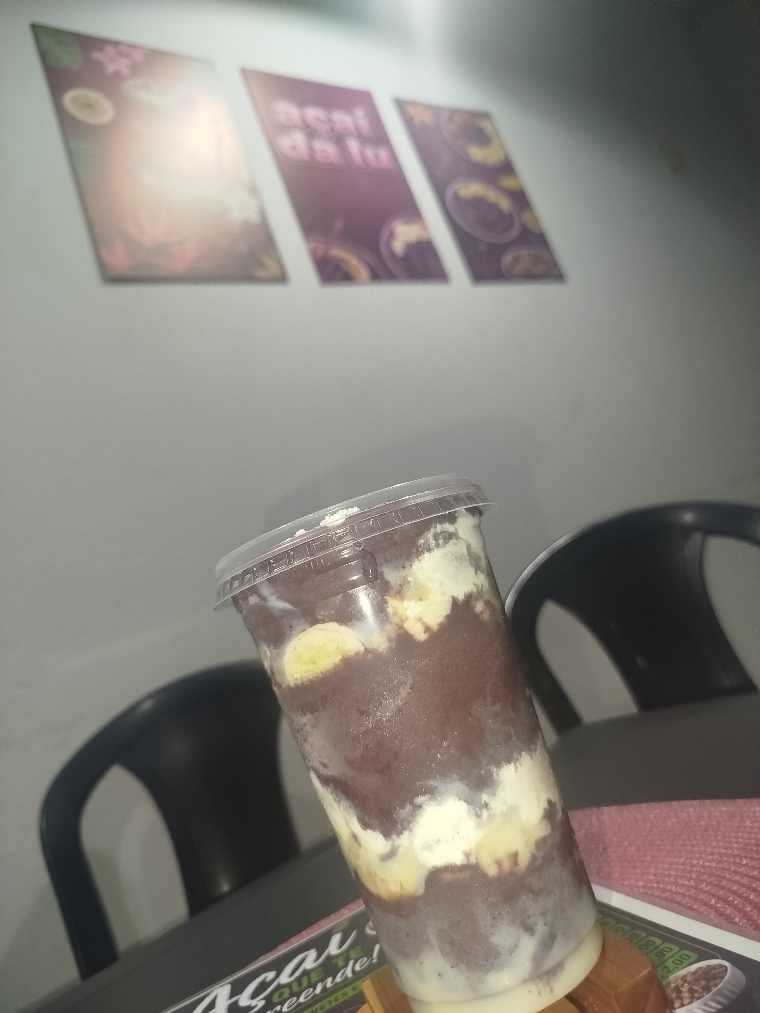Postre en vaso de chocolate con crema