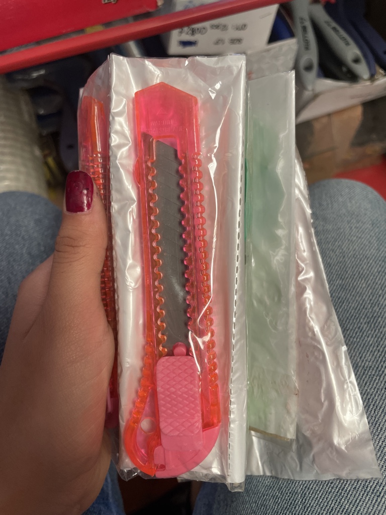 Cutter plastico rosado