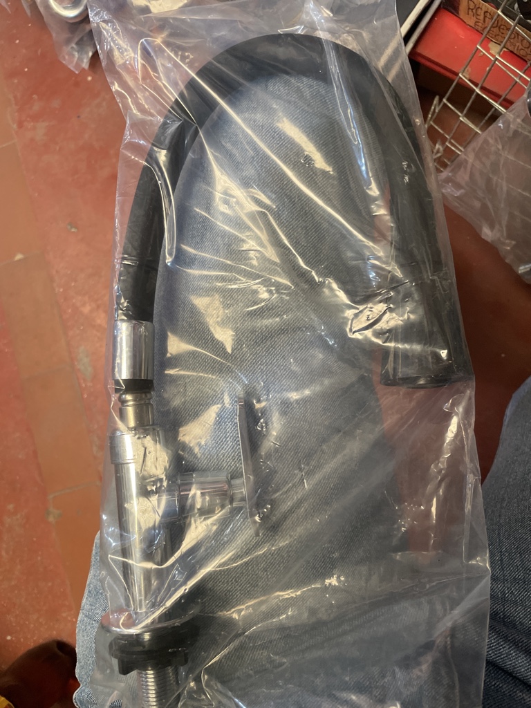 Llave lavaplatos negra con boquilla