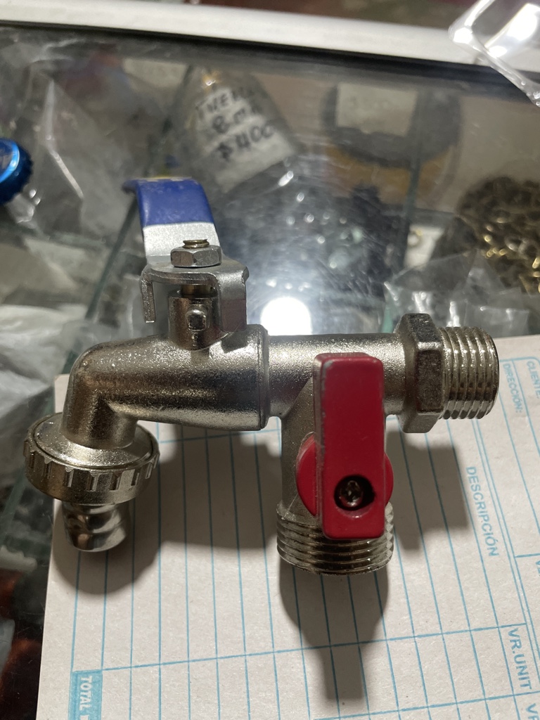 Llave metálica roja y azul entrada lavadora