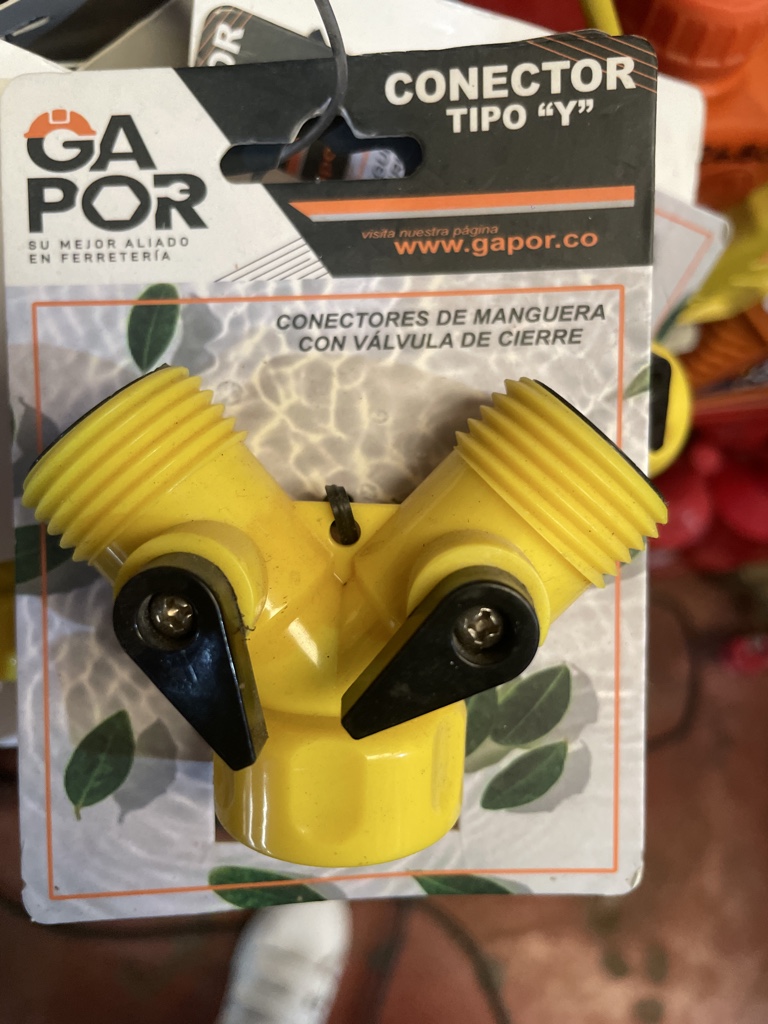 Conector de manguera con válvula de cierre