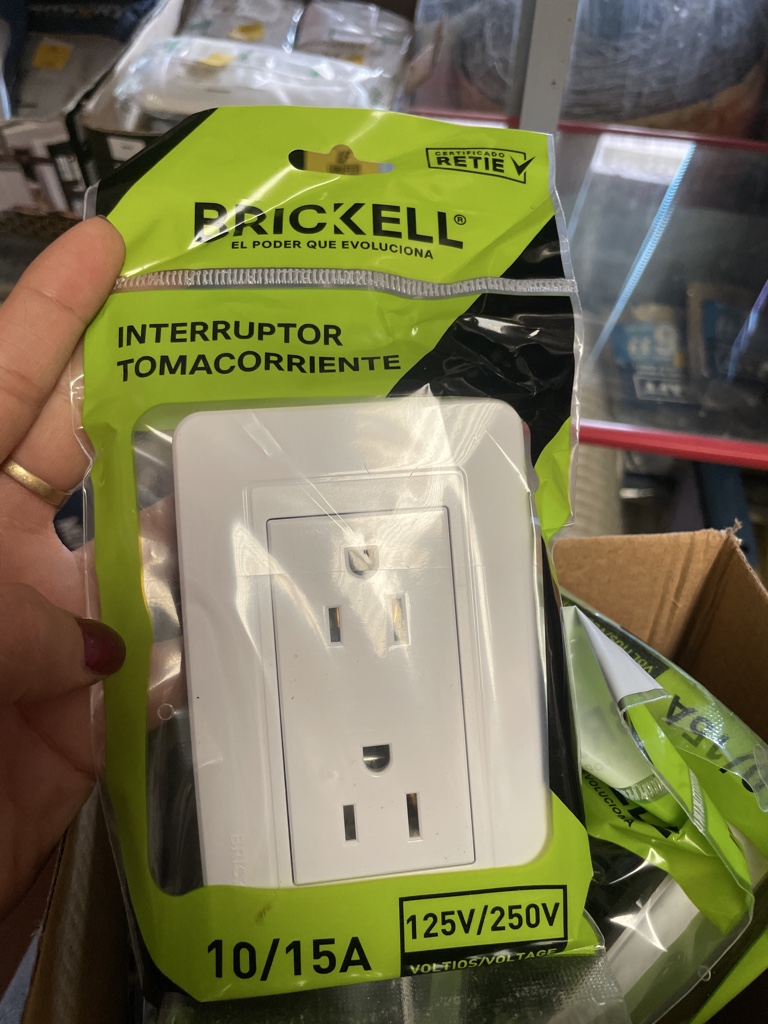 Brickell interruptor tomacorriente blanco