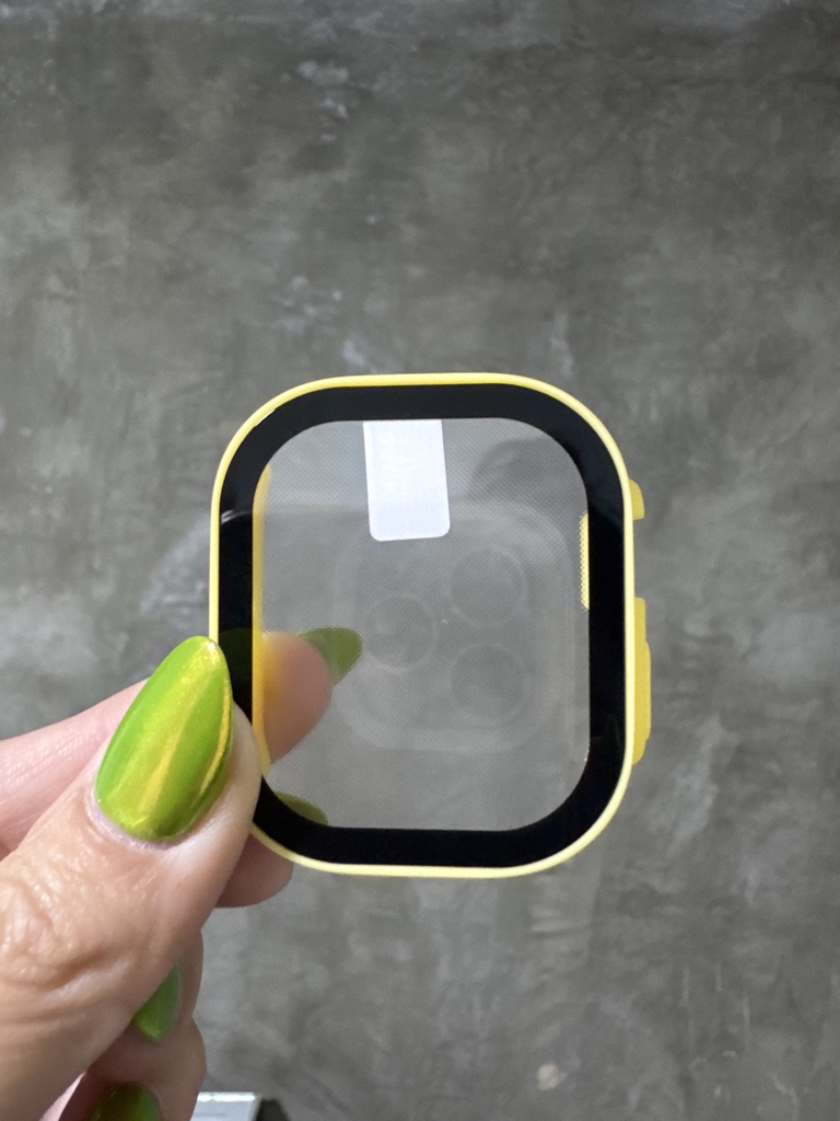Bumper con pantalla amarillo