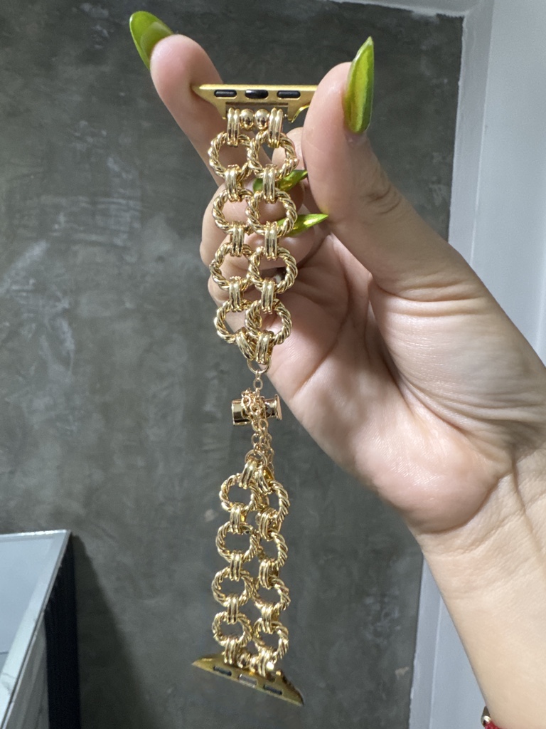 Correa tipo pulsera dorada con aros