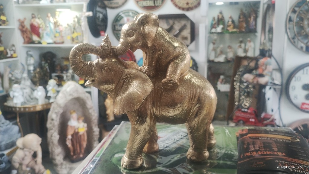 Elefante dorado bebe