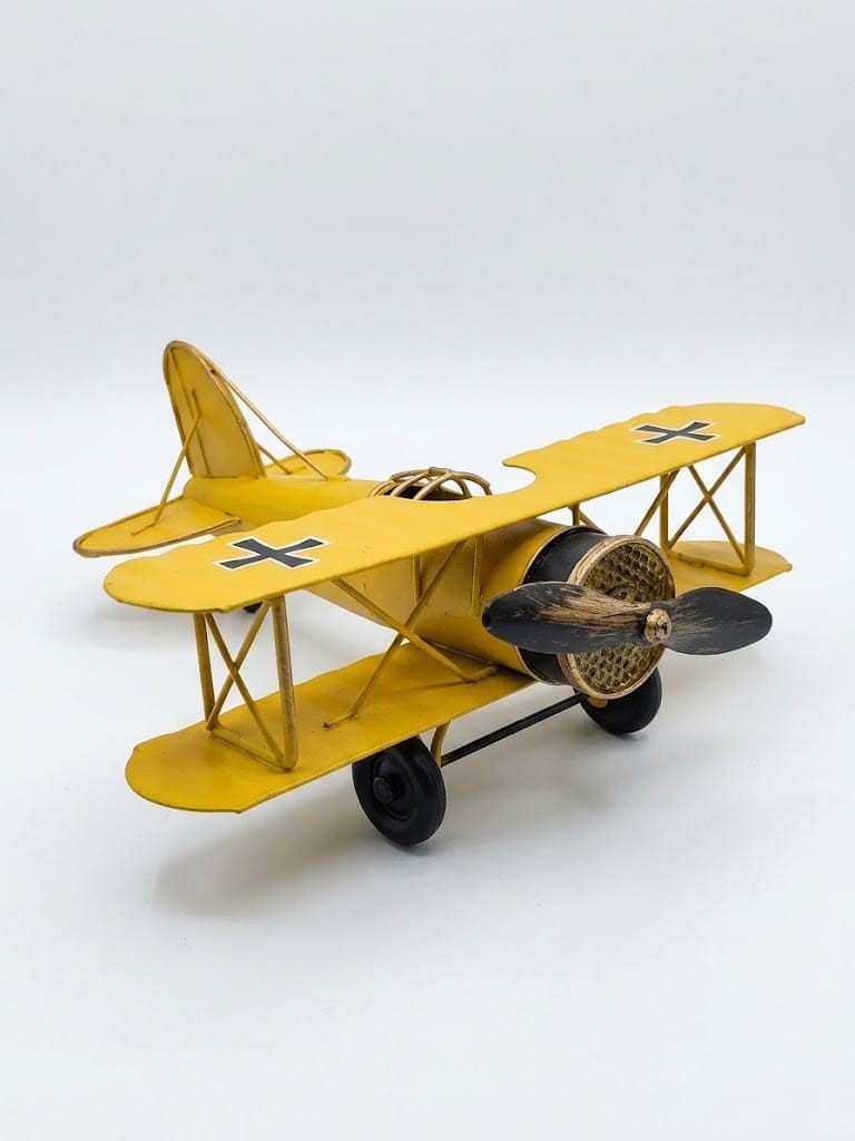 Avion amarillo decorativo