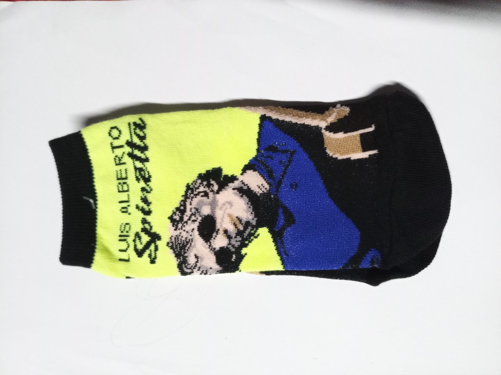 Luis Alberto Spinetta medias negras/amarillas