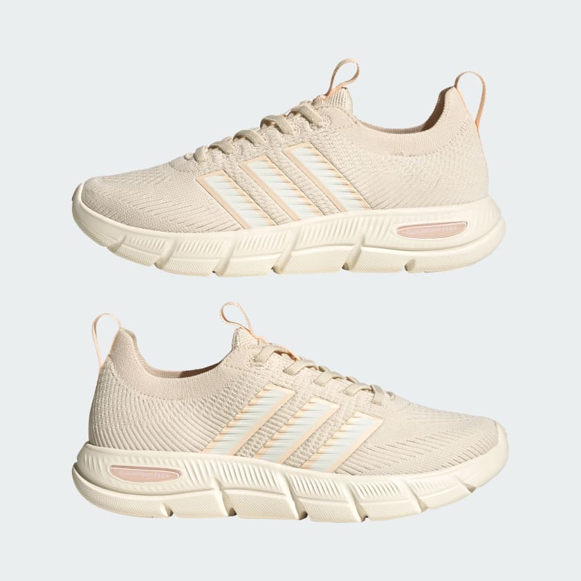 DAMA Adidas tenis crema Talla 7US.  24CM