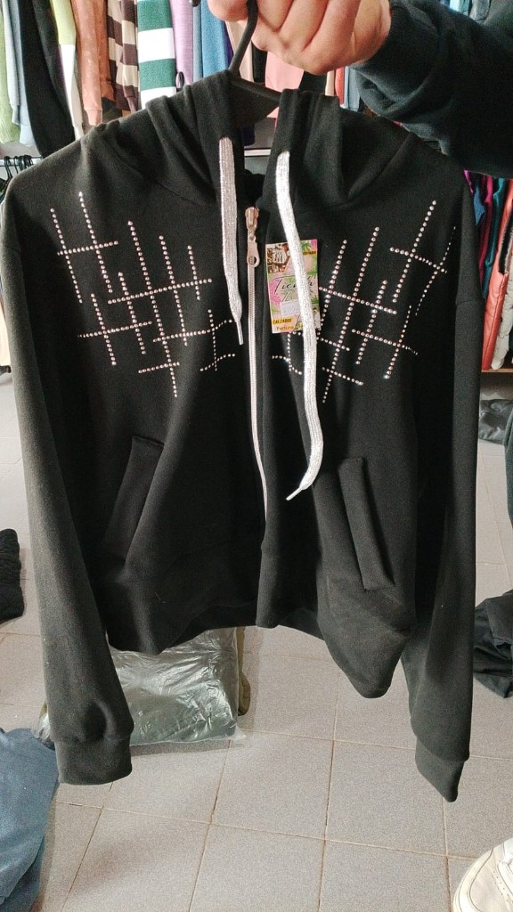 Campera negra con strass