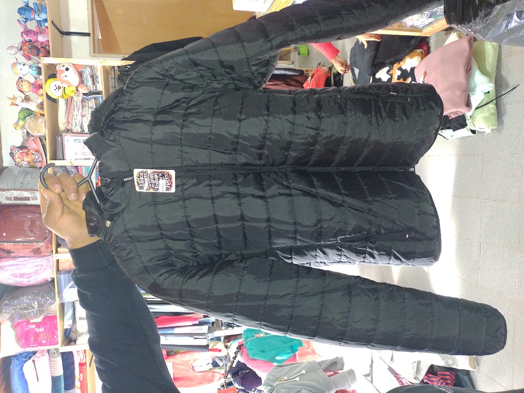 Campera negra acolchonada