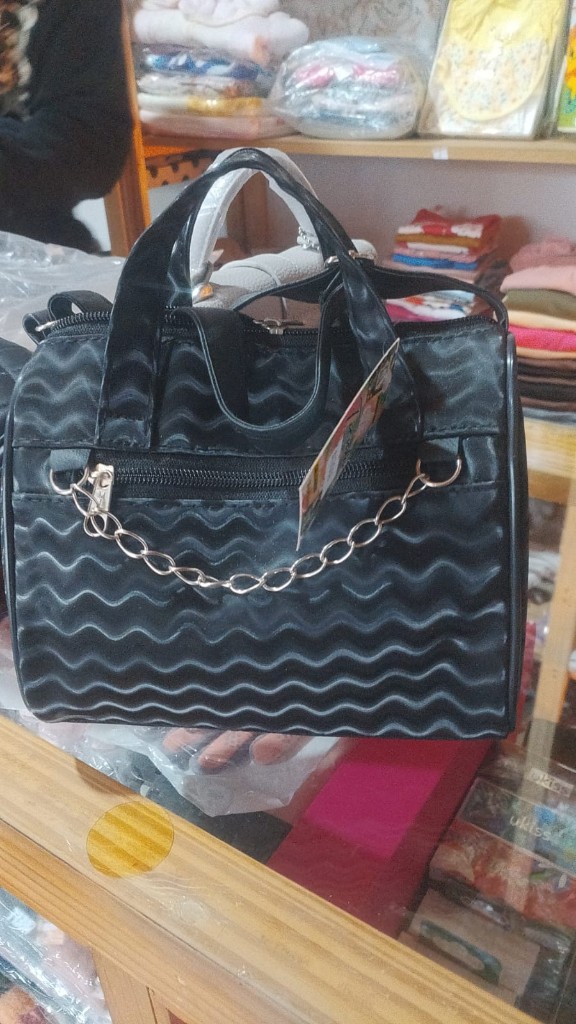 Cartera negra con cadena