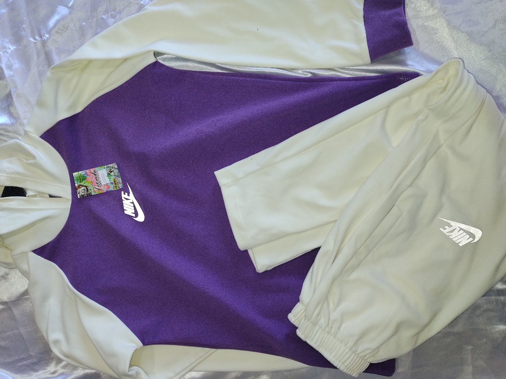 Nike conjunto deportivo violeta y blanco