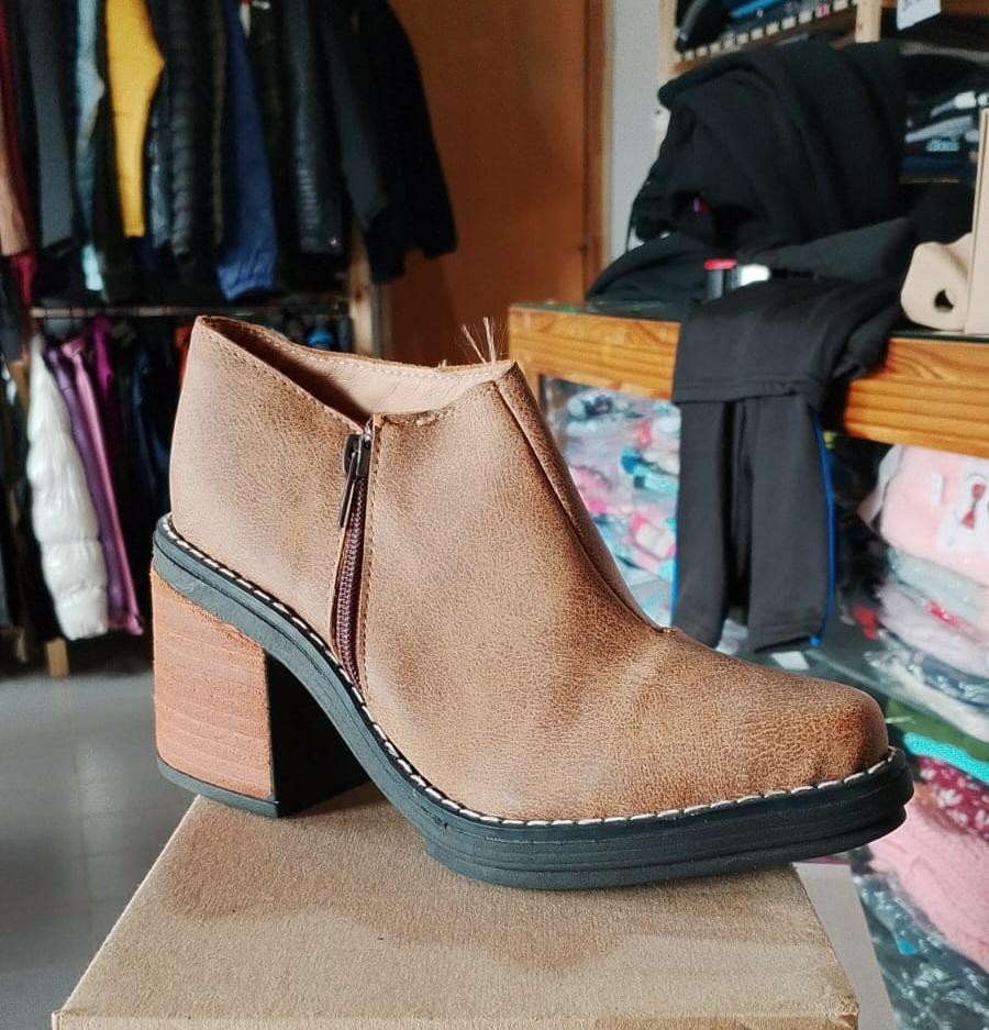 Botineta marron taco
