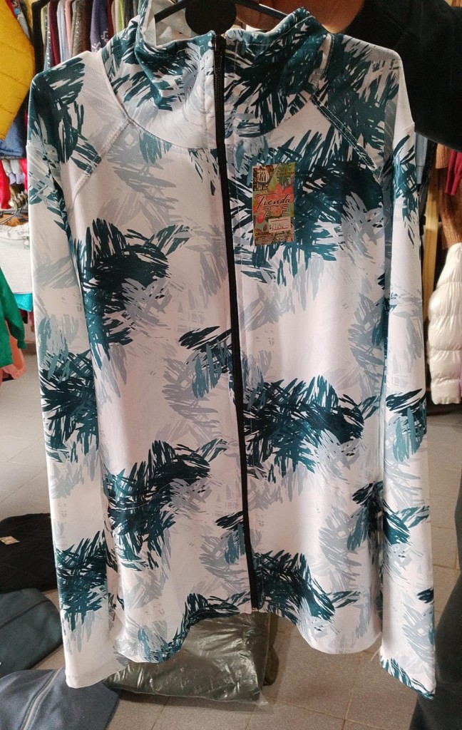 Tienda campera blanca estampada