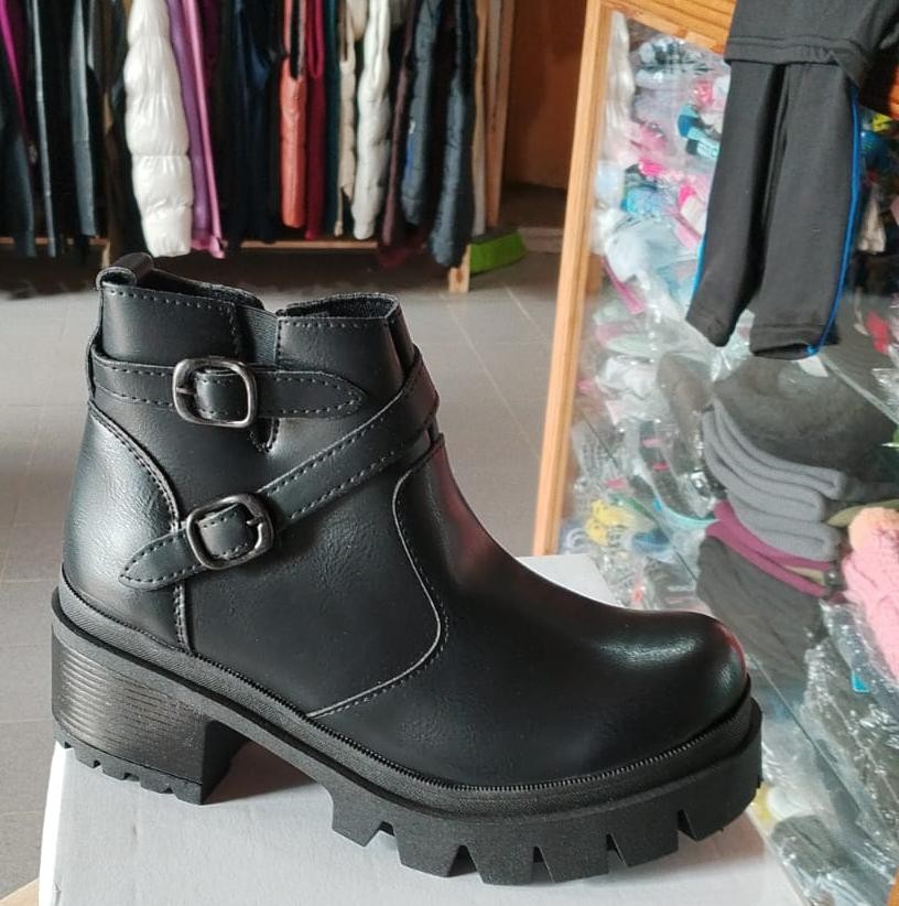 Bota negra con hebillas