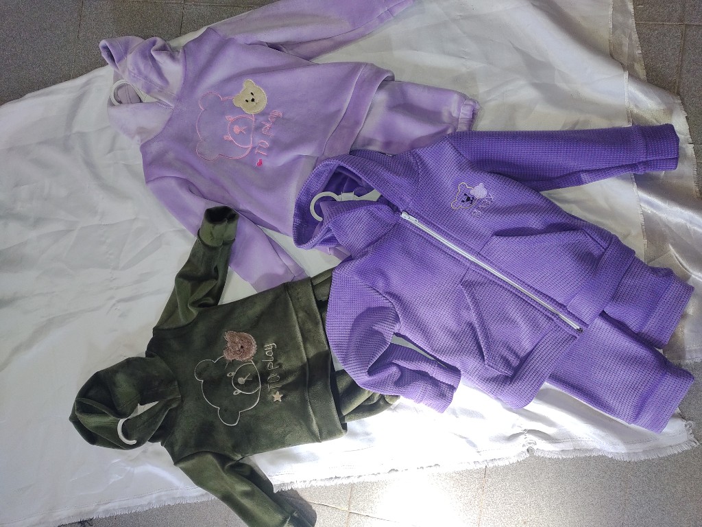 Conjunto infantil lila con capucha