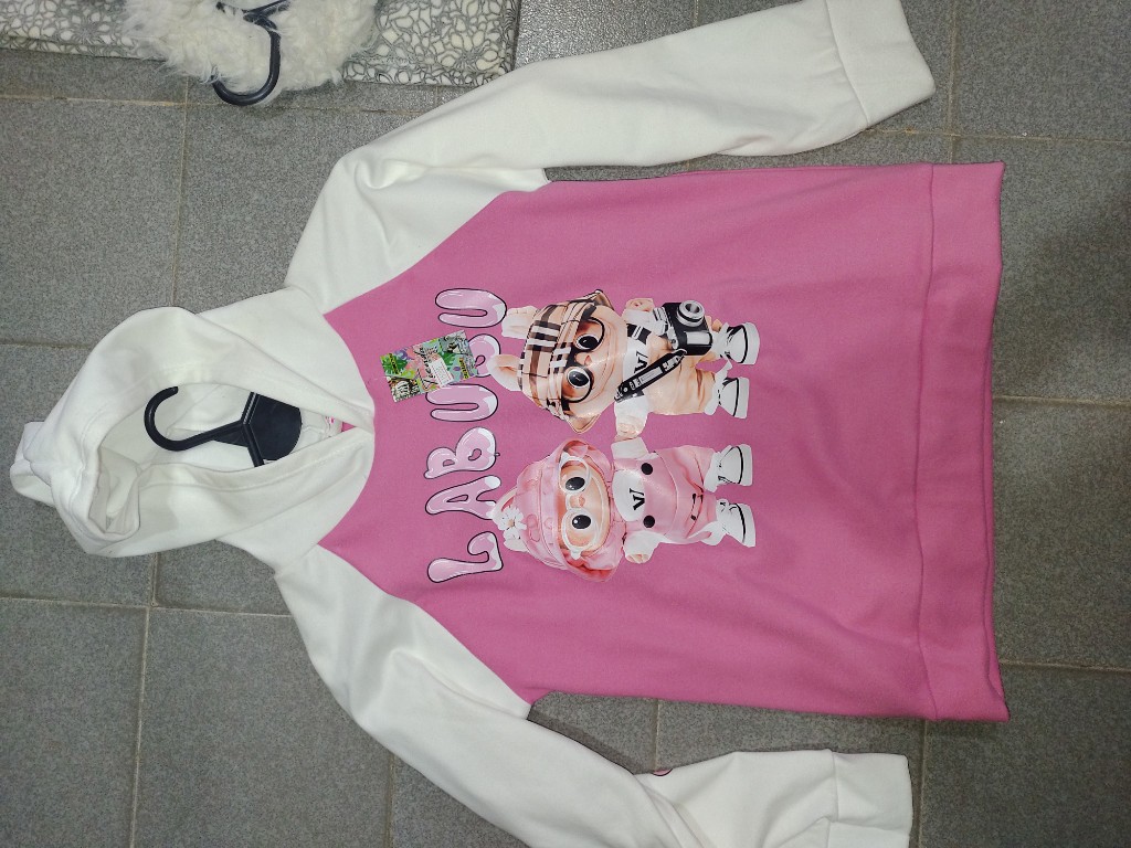 Labubu buzo rosa y blanco